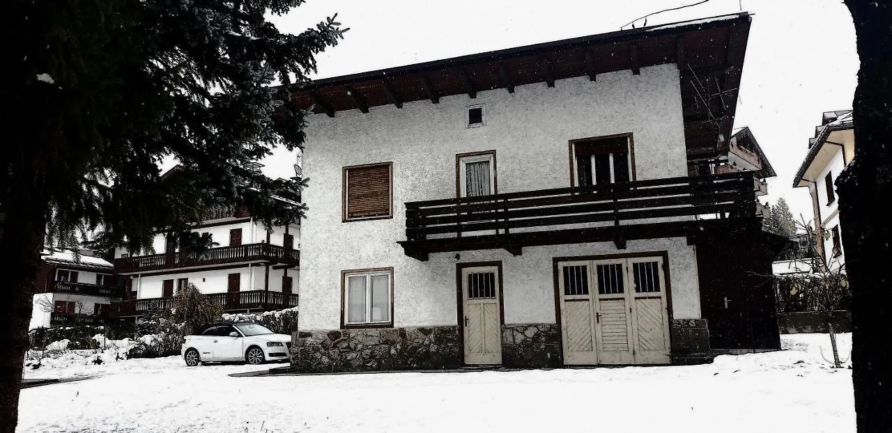 centralissimo appartamento indipendente, luminoso via del Castello Cortina dʼAmpezzo 0*,  Italia